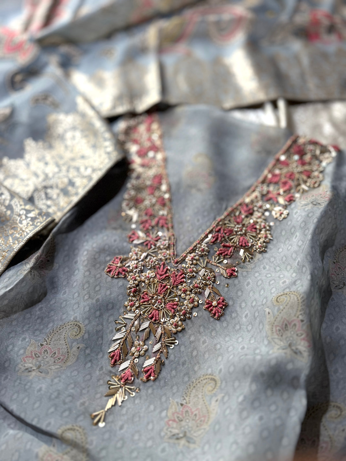 V NECK DABKA SUIT