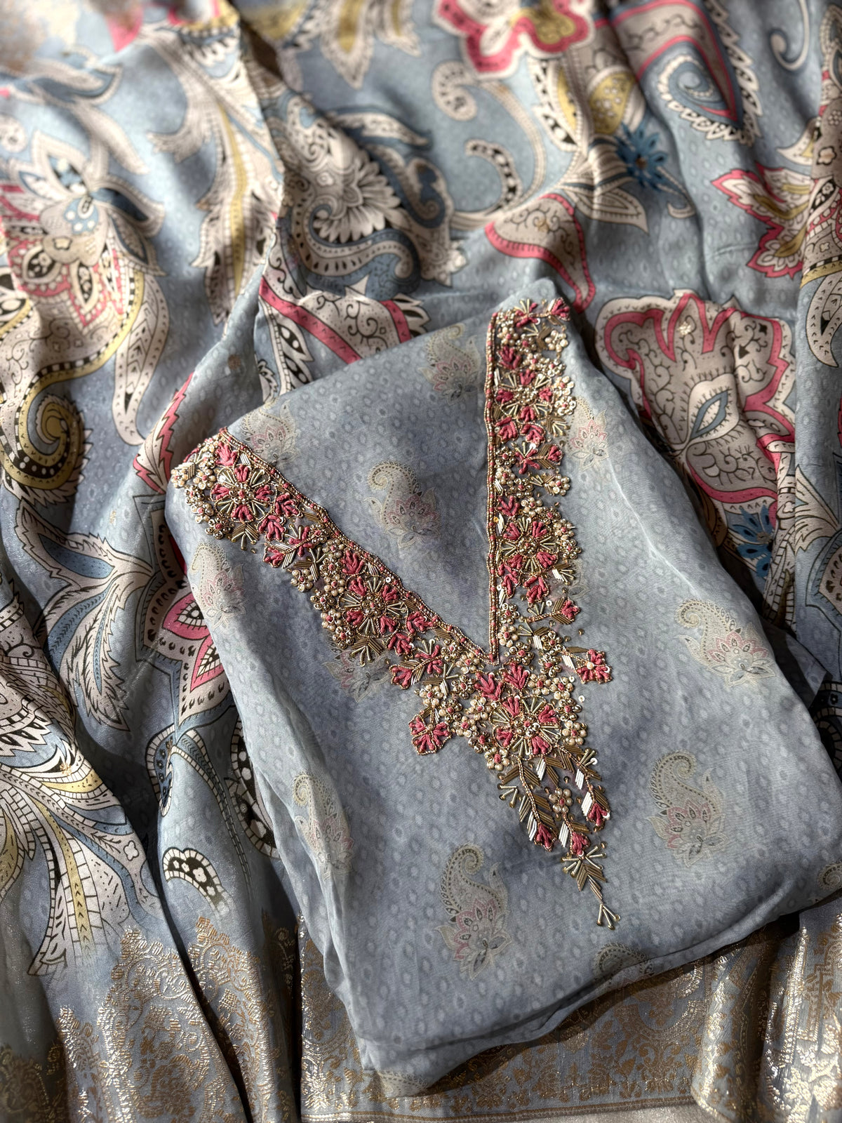 V NECK DABKA SUIT