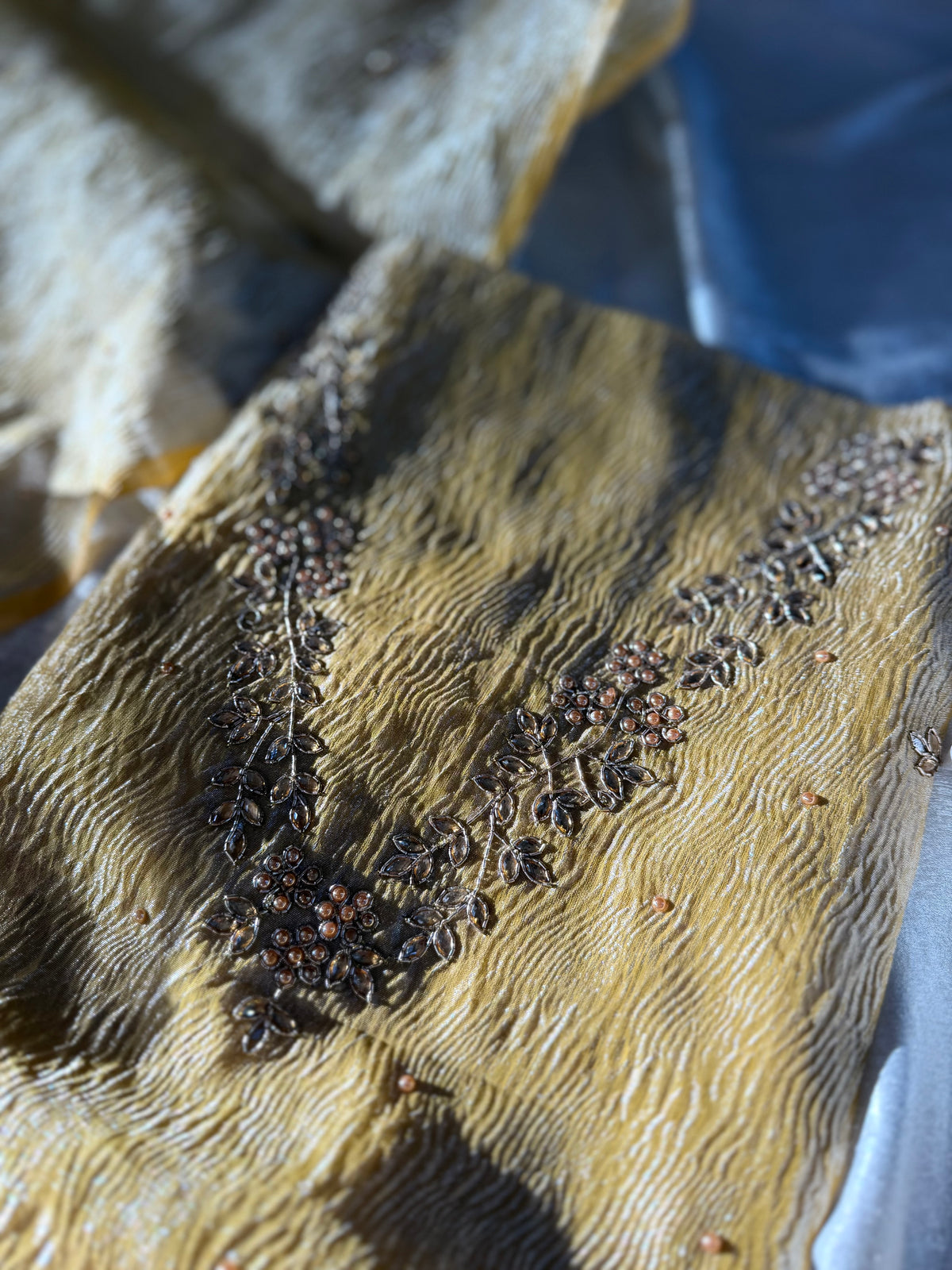 HANDWORK SUIT ON CRUSH TISSUE